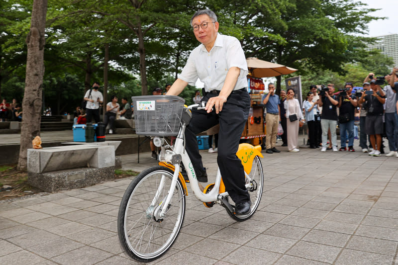 柯文哲出席印度夏日狂歡節  騎共享單車離去 民眾黨主席柯文哲（中）25日下午在華山文創園區出 席印度夏日狂歡節開幕式並參觀現場攤位，結束行程 後他則騎上共享單車離去。 中央社記者鄭清元攝  113年5月25日 