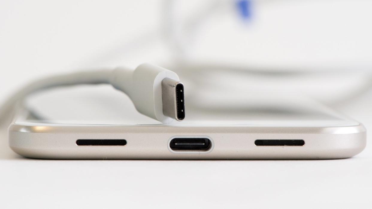 Egal, wie herum man einen USB-C-Stecker dreht: Er passt immer - ein klarer Vorteil gegenüber Micro-USB. Foto: Andrea Warnecke