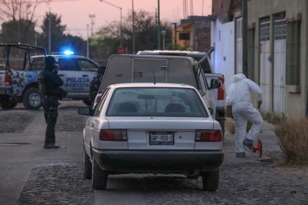 Matan a 2 paramédicos y queman ambulancias en Celaya
