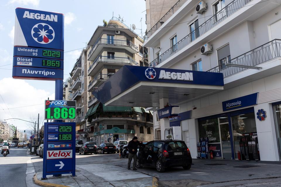 <p>Los griegos pagan 70 céntimos en impuestos por cada litro de gasolina que repostan y 41 si es diésel. El IVA aquí es del 24%. (Foto: Marios Lolos / Xinhua / Getty Images).</p> 