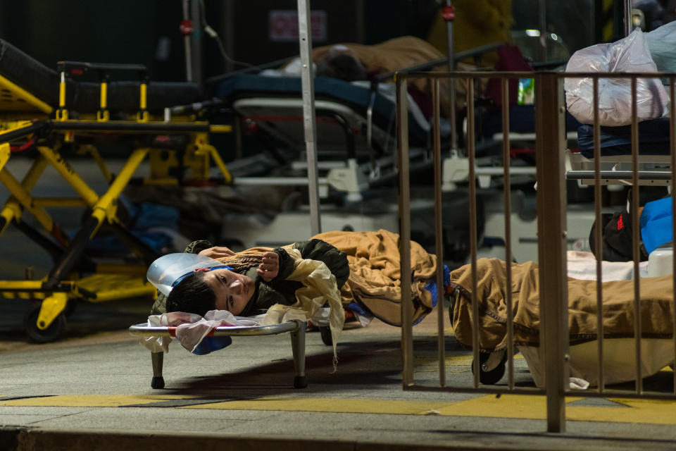 香港的醫院全都爆滿，有病人連病床也沒有，只能睡在擔架上。(Photo by Marc Fernandes/NurPhoto via Getty Images)