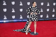 Con un original minivestido de Carolina Herrera, así llegaba una de las grandes triunfadoras de la 20 edición de los Latin Grammy. 'El Mal Querer' de Rosalía es el disco del año de la música latina. (Foto: Eric Jamison / AP)