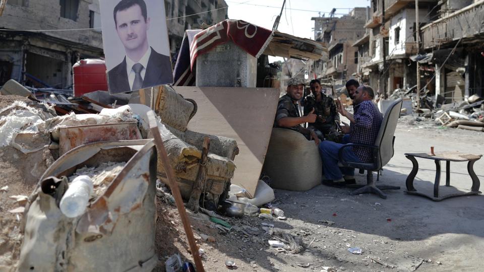 Syrische Soldaten haben einen Checkpoint der Armee im palästinensischen Flüchtlingslager von Jarmuk mit einem Bild des syrischen Präsidenten Baschar al-Assad versehen.