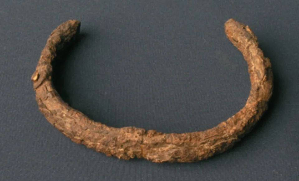Brazalete de hierro meteorítico del tesoro de Villena |Trabajos de Prehistoria CSIC, Museo de Villena (Alicante).