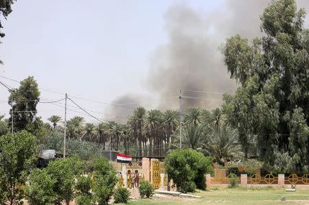 Smoke rises during clashes between the predominantly Sunni militants from the radical Islamic State of Iraq and the Levant (ISIL) and Iraqi security forces in the town of Dalli Abbas in Diyala province, June 26, 2014.REUTERS/Stringer