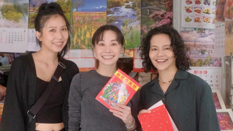 鄭宜農（中）擔任節目製作人，推出「邊走邊唱的女子」節目，首集邀來樂團「凹與山」暢談。（圖／邊走邊聽有限公司提供）