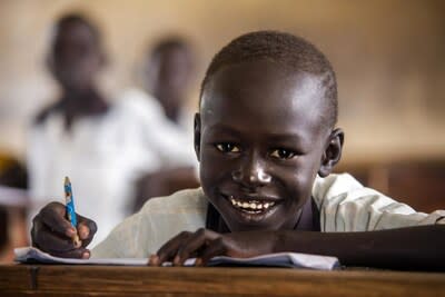 「透過快速而深入地實施人道主義和發展的融合，這項新的ECW投資將支持南蘇丹實現可持續發展目標，降低風險並建立復原力，共同保護我們的人民和國家免遭氣候變化的災難性風險。該計劃將幫助我們的孩子擺脫貧困，同時確保數百萬兒童普遍的人權。」- 南蘇丹教育部長Awut Deng Acuil表示。