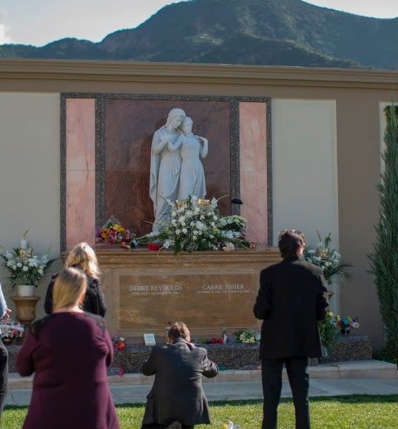 Debbie Reynolds and Carrie Fisher's graves