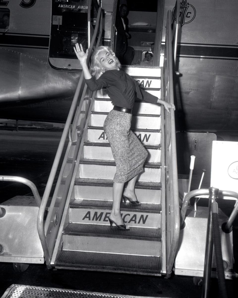 <p>Jayne Mansfield seen in a fitted pencil skirt and kitten heels, a quintessential 1960’s outfit.<br></p>