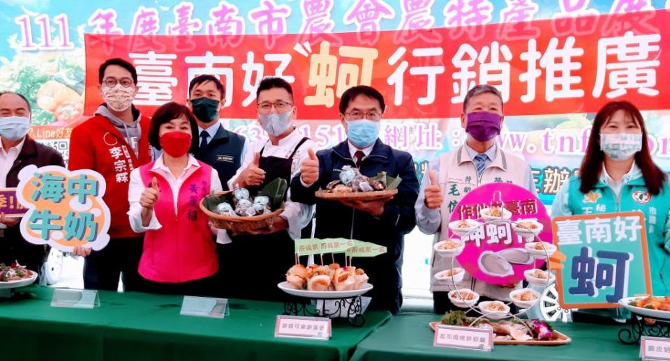 台南市長黃偉哲（右三）在假日農市推廣產地直送尚青ㄟ國產牡蠣。（記者羅玉如攝）