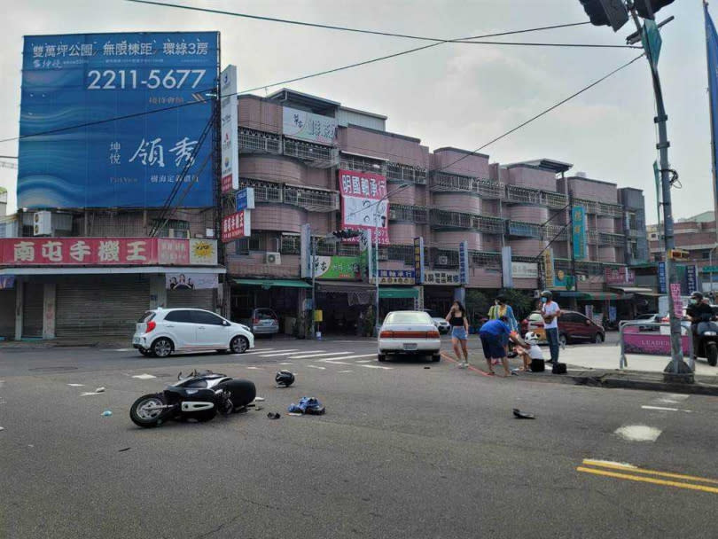 中市上午發生一起機車與自小客車撞擊車禍，有網友貼照爆料，車禍現場發現有狀似槍枝物品。（圖／翻攝記者爆料網）