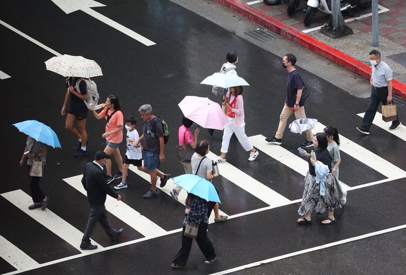 中央氣象署13日天氣預報指出，要留意午後北部、東北部地區及中南部山區有局部短暫雷陣雨。（中央社資料照）