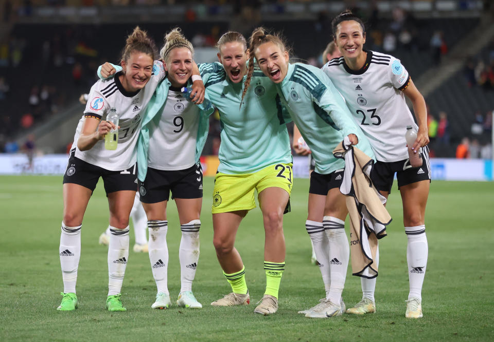 Felicitas Rauch, Svenja Huth, Ann-Katrin Berger, Sophia Kleinherne y Sara Doorsoun-Khajeh de Alemania celebran después del partido semifinal de la UEFA Women's Euro 2022 entre Alemania y Francia. (Foto: Catherine Ivill - UEFA/UEFA vía Getty Images)