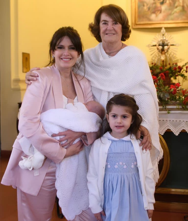 Tres generaciones: Isabel, con su madre y sus dos hijas 