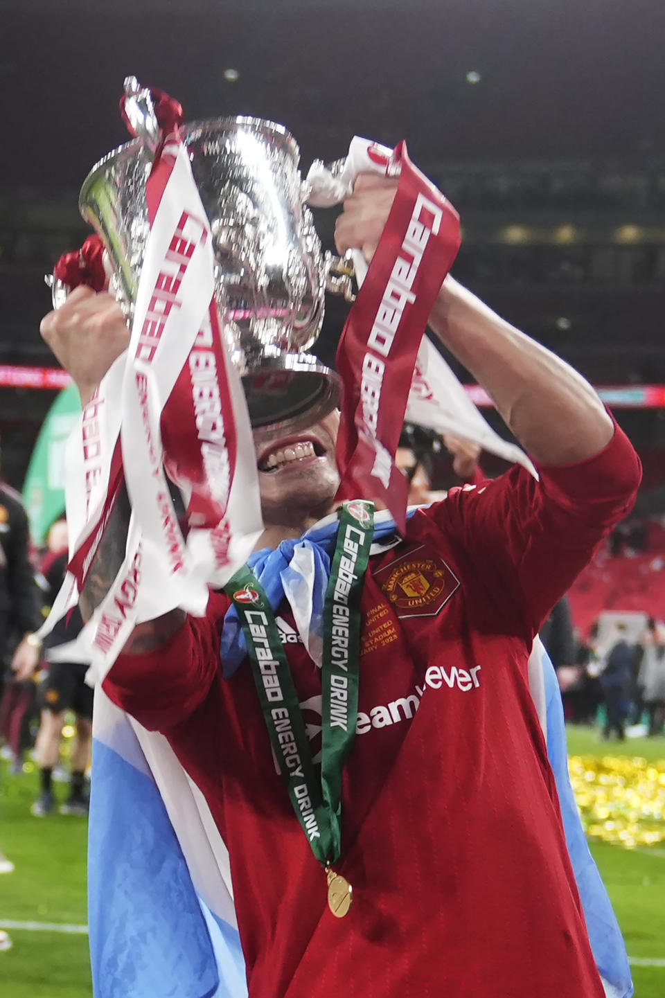 Manchester United's Lisandro Martinez celebrates with the trophy after the English League Cup final soccer match between Manchester United and Newcastle United at Wembley Stadium in London, Sunday, Feb. 26, 2023. (AP Photo/Alastair Grant)