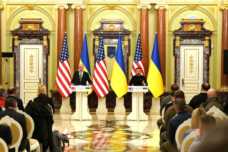 El presidente de Estados Unidos, Joe Biden, ofrece una rueda de prensa conjunta con el presidente ucraniano, Volodimir Zelensky, durante una visita a Kiev, el 20 de febrero de 2023.