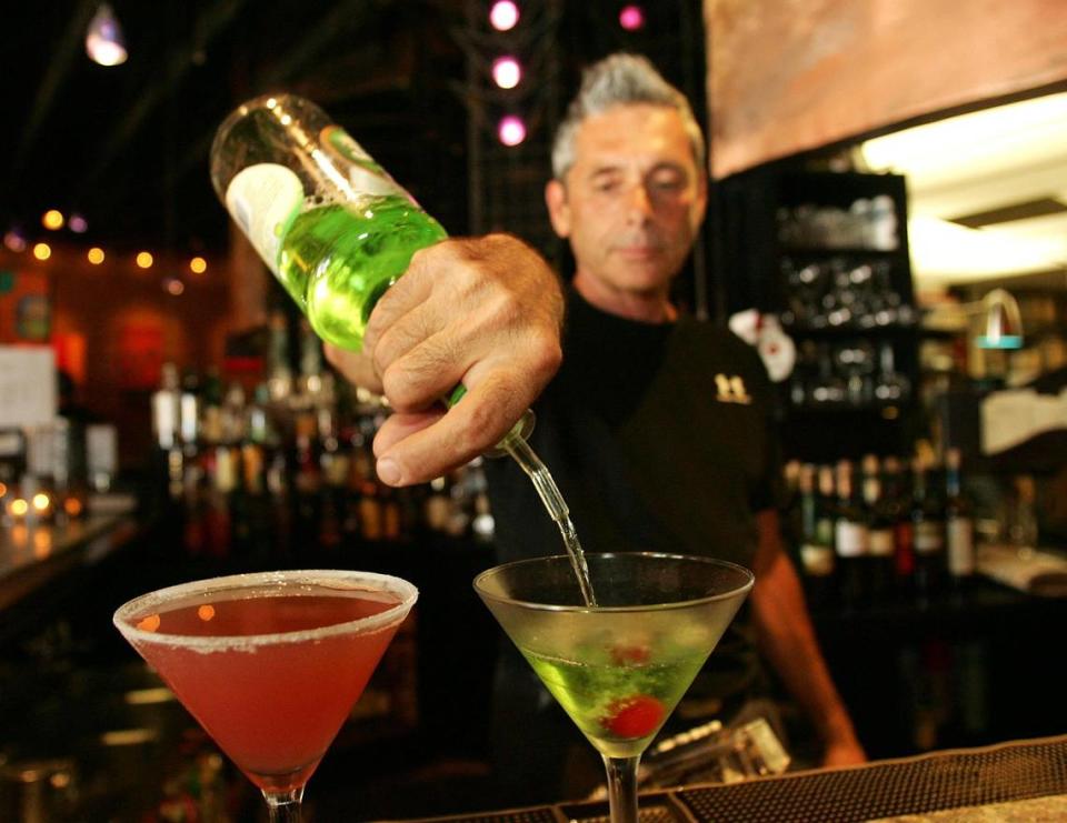 Ronald Harris Contrestano, cantinero de Veni Vidi Vici, sirve un martini de manzana en esta foto de archivo del Fresno Bee.