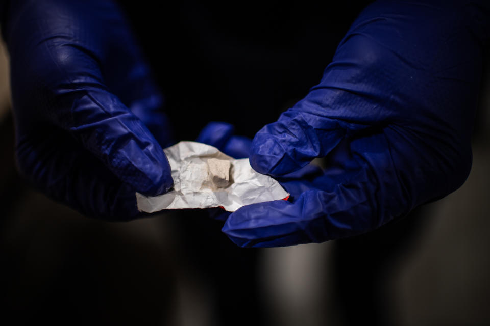 Un agente de policía muestra una papelina con heroína-fentalino que formaba parte de un kit que una mejor estaba preparando para inyectarse dentro de un baño de un Walmart de Manchester, Nueva Hampshire el domingo 10 de febrero de 2019 (Foto de Salwan Georges/The Washington Post a través de Getty Images).