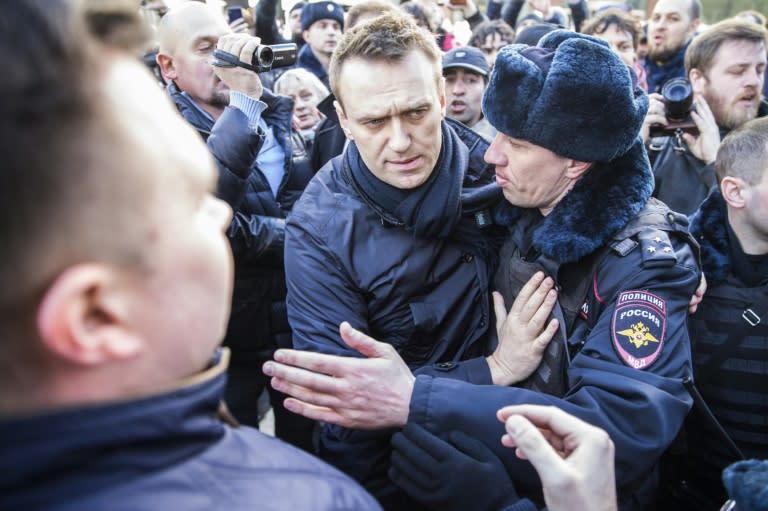Police officers detain Kremlin critic Alexei Navalny during an unauthorised anti-corruption rally in central Moscow on March 26, 2017