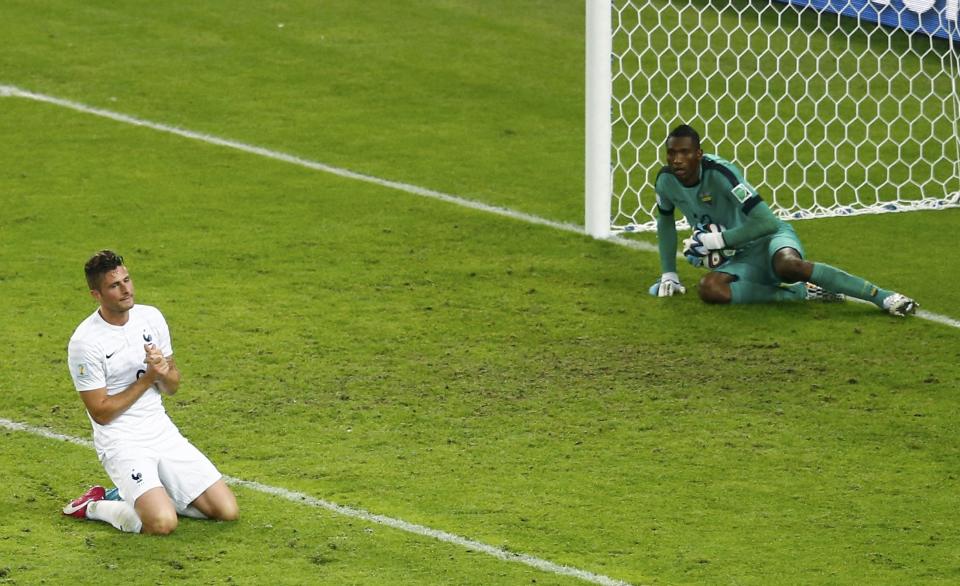 France's Olivier Giroud (L) reacts after failing to score against Ecuador's goalkeeper Alexander Dominguez during their 2014 World Cup Group E soccer match at the Maracana stadium in Rio de Janeiro June 25, 2014. REUTERS/Ricardo Moraes (BRAZIL - Tags: SOCCER SPORT WORLD CUP)