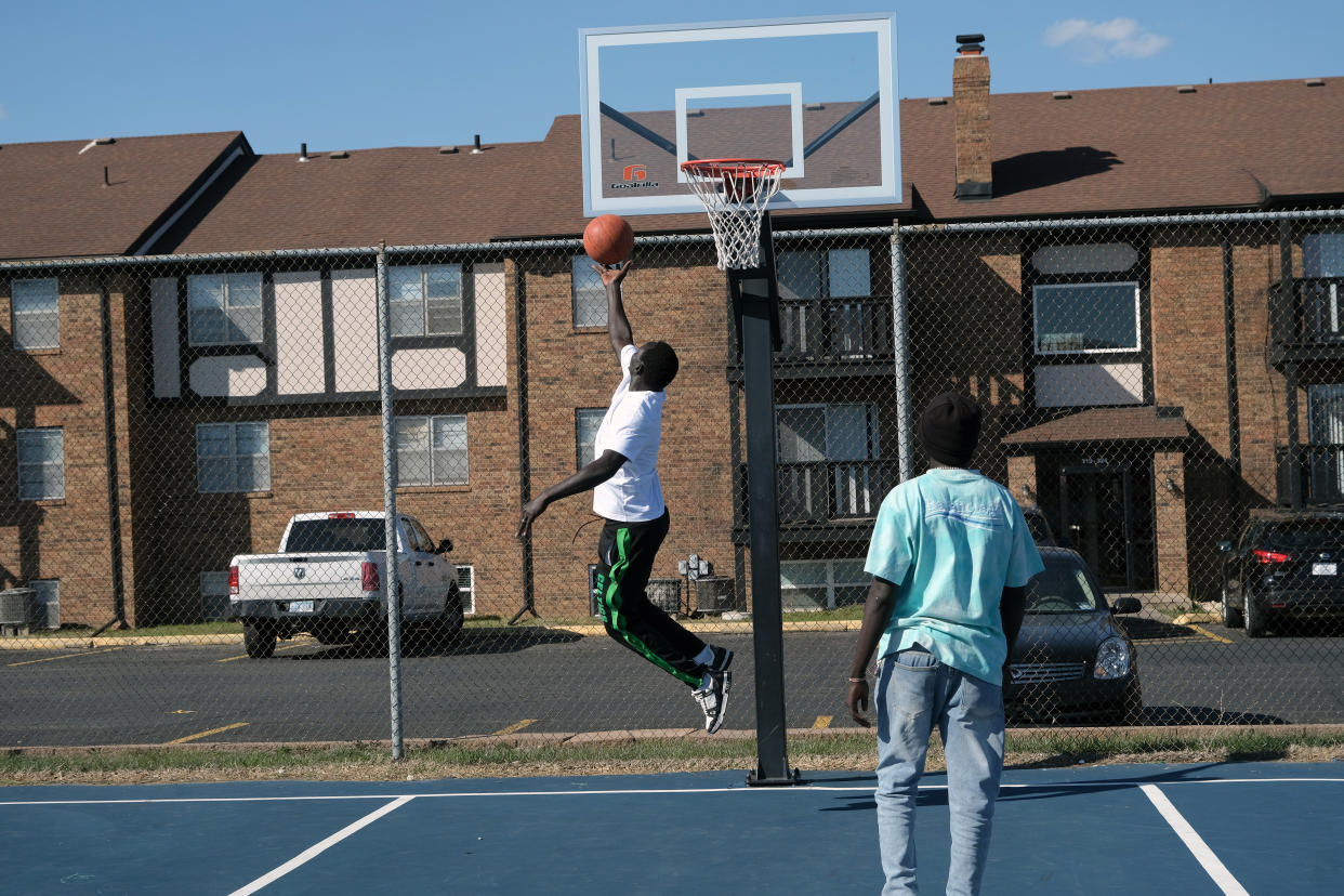 Machar Malith Geu, a la derecha, y Madit Bior, refugiados sudaneses, juegan baloncesto en Wichita, Kansas, el 19 de marzo de 2024. (Arin Yoon/The New York Times)
