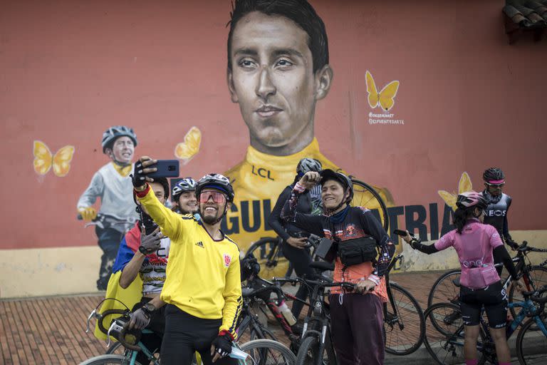 Un tributo para Egan Bernal en su ciudad natal Zipaquirá, en Colombia, luego de haberse impuesto en el Giro de Italia