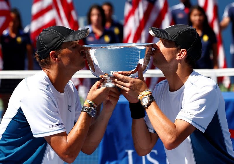 Foto de archivo de Bob Bryan (I) y su hermano Mike Bryan celebrando tras ganar el título de dobles del Abierto de EEUU en 2014
