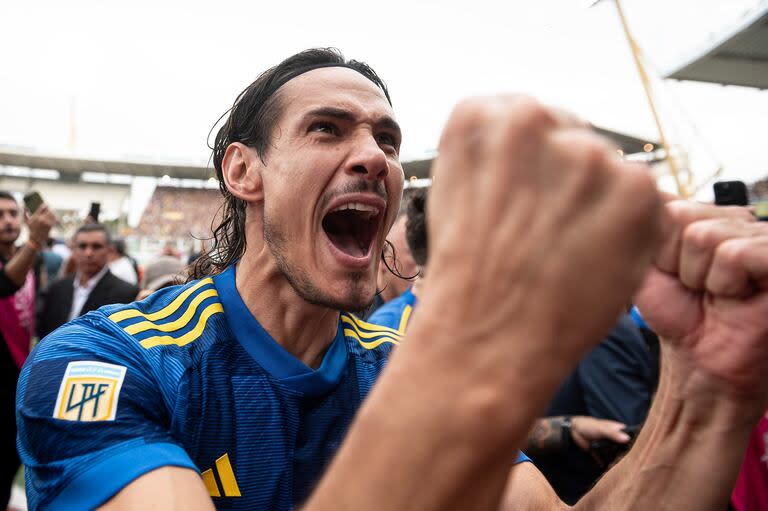 La euforia de Cavani cuando se iba del campo al vestuario, tras la gran victoria de Boca sobre River en Córdoba