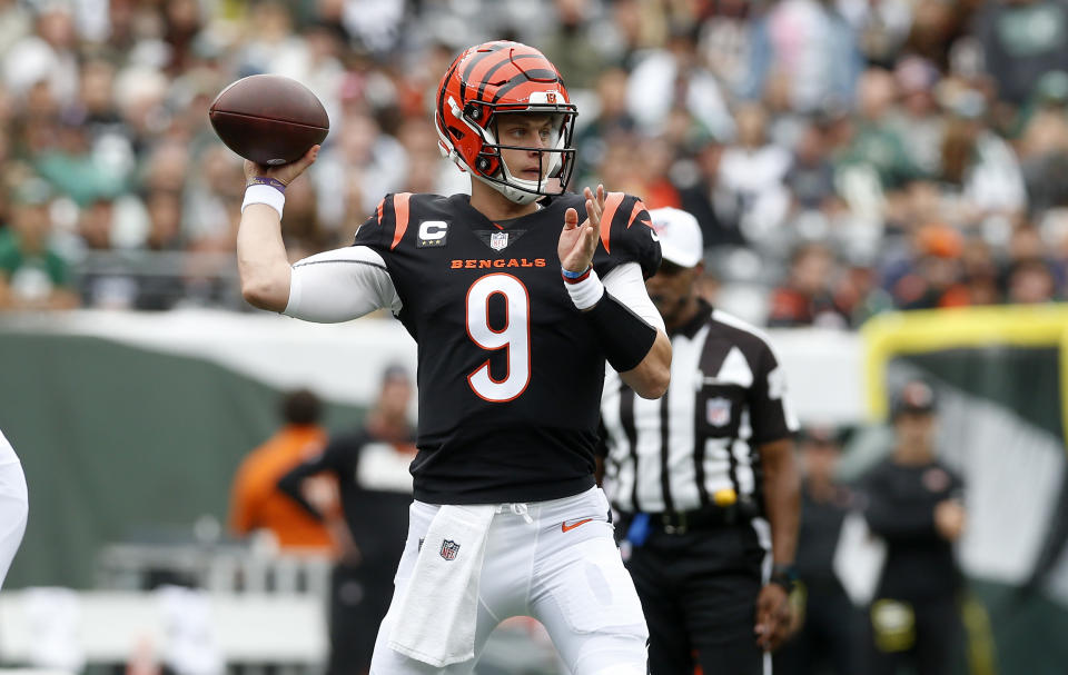 EAST RUTHERFORD, NEW JERSEY - SEPTEMBER 25: (NEW YORK DAILIES OUT)  Joe Burrow #9 of the Cincinnati Bengals in action against the New York Jets at MetLife Stadium on September 25, 2022 in East Rutherford, New Jersey. The Bengals defeated the Jets 27-12. (Photo by Jim McIsaac/Getty Images)