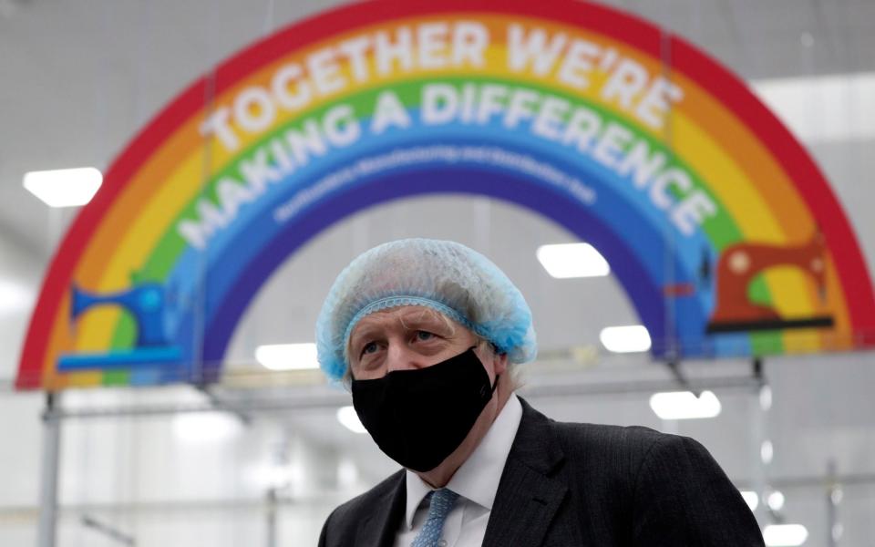 Britain's Prime Minister Boris Johnson, wearing a face mask to prevent the spread of the coronavirus, visits a PPE manufacturing facility during a visit to the north east of England, in Seaton Delaval - Scott Heppell /ap