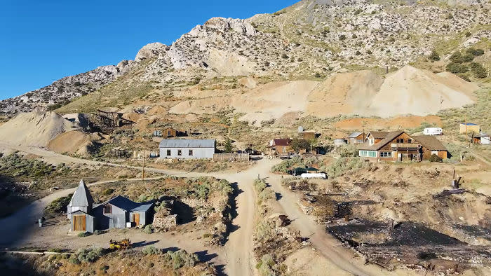 Cerro Gordo es una localidad abandonada en California (Estados Unidos) desde hace años. En 2018 el inversor Brent Underwood y un amigo la adquirieron por 1,4 millones de dólares (1 millón de euros) con el objetivo de reconvertirla en una atracción turística. (Foto: <a href="https://www.youtube.com/watch?v=r9PPgAvXkEY&ab_channel=GhostTownLiving" rel="nofollow noopener" target="_blank" data-ylk="slk:Ghost Town Living;elm:context_link;itc:0;sec:content-canvas" class="link ">Ghost Town Living</a>).