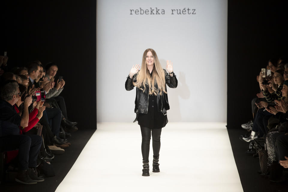 Applaus für die österreichische Designerin Rebekka Ruétz auf der Berlin Fashion Week 2019. (Bild: Getty Images)