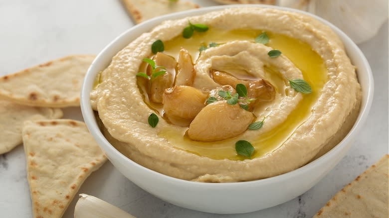 Garlic-topped white bean hummus