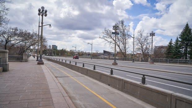 The Portage Bridge over the Ottawa River hosted police checkpoints in the spring of 2020 for police in Gatineau to control who entered Quebec. (David Richard/Radio-Canada - image credit)