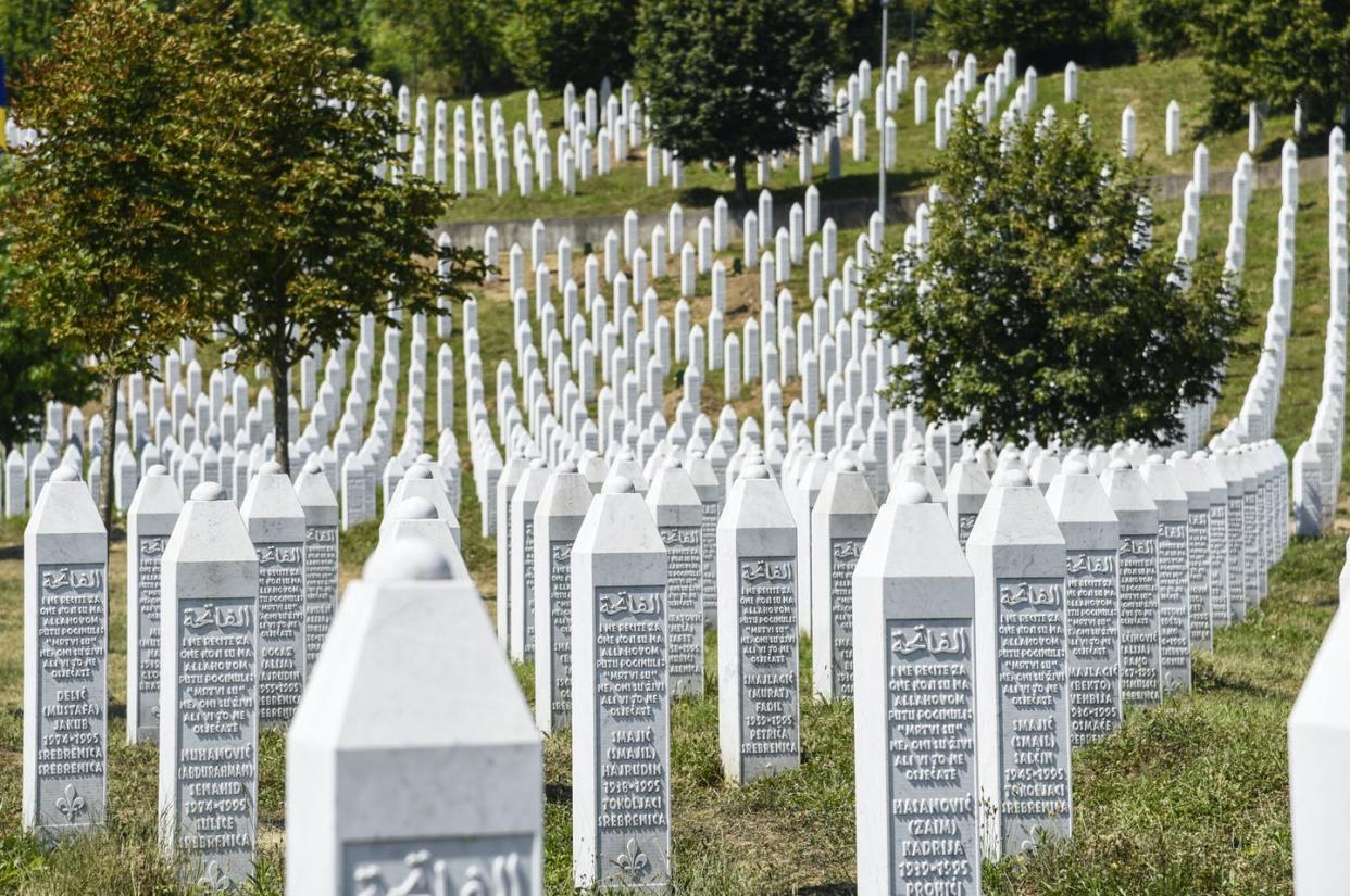 <span class="caption">Cementerio de Srebrenica-Potocari para las víctimas de la masacre de musulmanes en Bosnia-Herzegovina de 1995.</span> <span class="attribution"><a class="link " href="https://www.shutterstock.com/es/image-photo/srebrenica-bosnia-herzegovina-july-12-2017-678116479" rel="nofollow noopener" target="_blank" data-ylk="slk:Shutterstock / ToskanaINC;elm:context_link;itc:0;sec:content-canvas">Shutterstock / ToskanaINC</a></span>