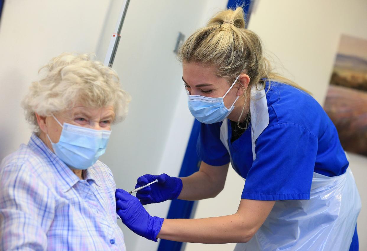 <p>Las cifras sobre cuántas personas han recibido la vacuna COVID-19 en el Reino Unido ahora se publicarán semanalmente.</p> (AFP via Getty Images)