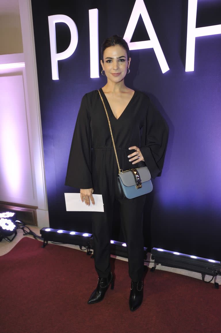 Agustina Cherri, con un look total black, salvo por el detalle de la cartera