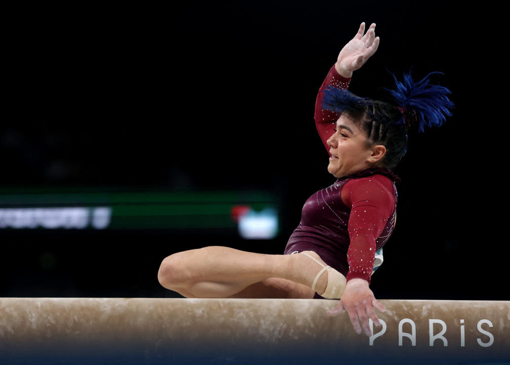 Alexa Moreno se cae de la barrra de equilibrio en su presentación en los Olímpicos . REUTERS/Amanda Perobelli. REUTERS/Amanda Perobelli