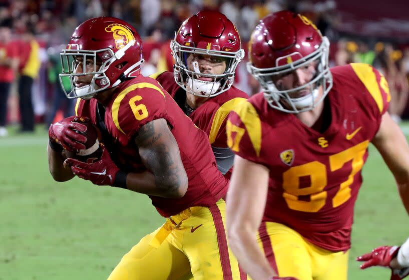 LOS ANGELES, CALIF. - SEP. 17, 2022. USC quarterback Caleb Williams hands off to running back Austin Jones.