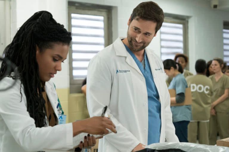 Freema Agyeman como la Dra. Helen Sharpe en New Amsterdam (Foto: NBC)