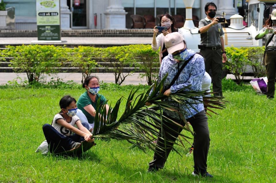 路上龍舟賽，新住民賣力表現