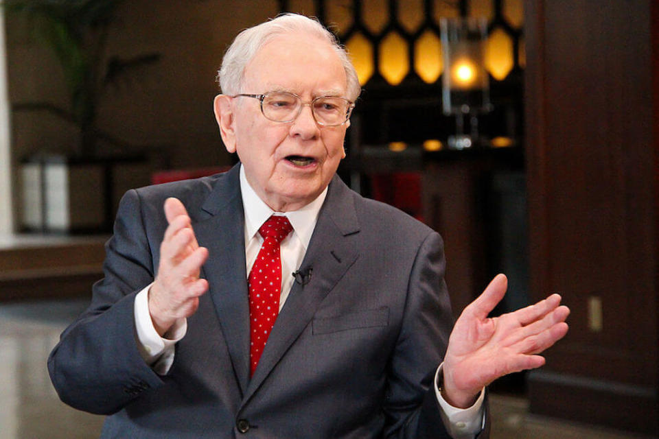 <p>Scende dal podio Warren Buffett, soprannominato l’oracolo di Omaha, che ha un patrimonio netto di 81,2 miliardi di dollari. (Credits – Getty Images) </p>