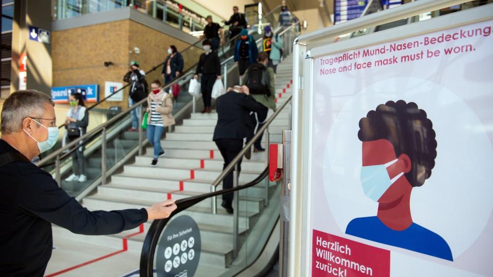 «Herzlich willkommen zurück! Tragepflicht Mund-Nasen-Bedeckung.» steht auf diesem Schild in den Potsdamer Bahnhofs-Passagen.