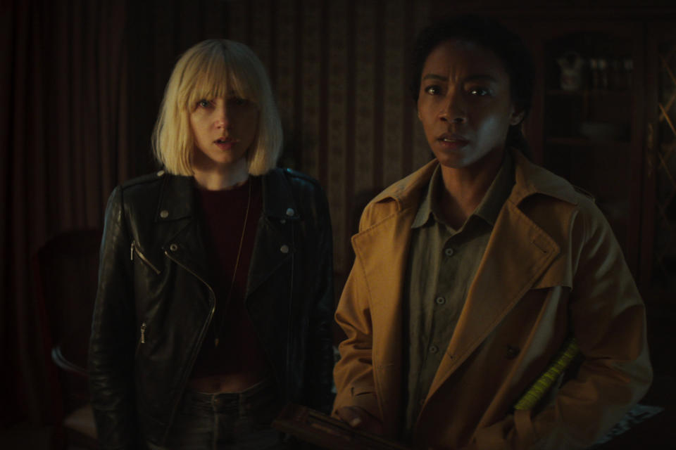CLICKBAIT (L to R) ZOE KAZAN as PIA BREWER and BETTY GABRIEL as SOPHIE BREWER in episode 108 of CLICKBAIT Cr. COURTESY OF NETFLIX © 2021