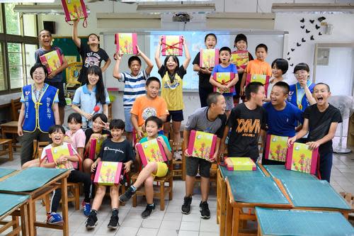 世界和平會長期服務偏鄉貧童與受飢兒，今年第五度與照顧18歲以上心智障礙者的立達啟能訓練中心合作，推出「送月餅到偏鄉」活動，推廣慢飛青年製作的美味月餅。