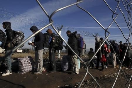 Refugees line up as they wait to cross the Greek-Macedonian border, near the village of Idomeni, Greece, December 7, 2015. REUTERS/Alexandros Avramidis