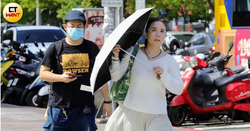 西南風沉降影響，天氣高溫炎熱。（示意圖／方萬民攝）