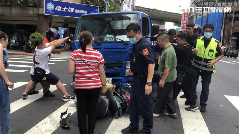 北市飲料店員遭貨車追撞卡車底，民眾扶車助他脫困。（圖／記者楊忠翰攝影）