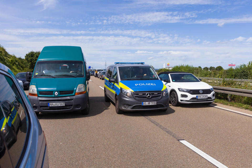 Rettungsgassen müssen schon gebildet werden, wenn man auf den Stau zufährt. (Bild: Getty Images)