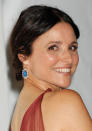 <b>Platz 4: Julia Louis-Dreyfus</b><br><br> <b>Vermögen: 3 Milliarden US-Dollar</b><br><br> Die Golden Globe- und Emmy-Preisträgerin kennt man vor allem aus der Sitcom „Seinfeld“, in der sie Elaine Benes spielt. Aber wie kann es sein, dass Julia Louis-Dreyfus so viel mehr Vermögen hat, als die Erfinder der Serie Jerry Seinfeld und Larry David? Ein großes Erbe ist das Geheimnis: Die 52-Jährige wurde als Tochter des französischen Milliardärs Gerard Louis-Dreyfus geboren.